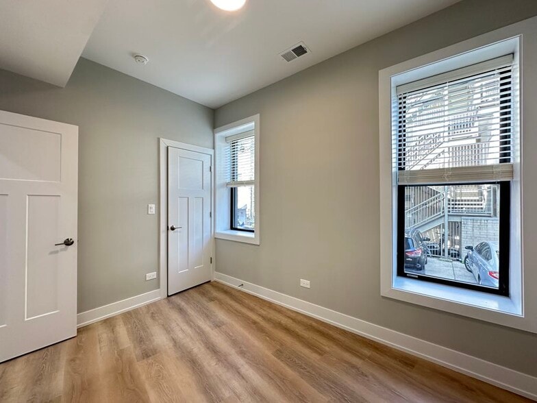 Building Photo - 451 W Belden Ave