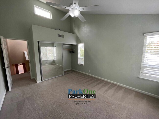 Building Photo - Great Townhouse Now Available in Concord!