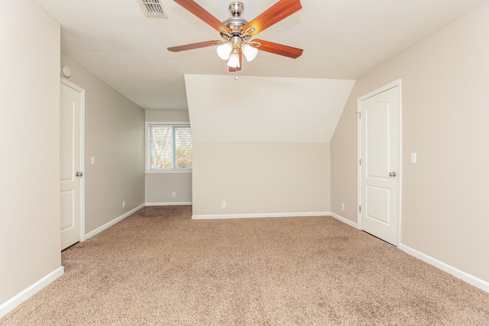 Building Photo - 642 Knollwood Dr