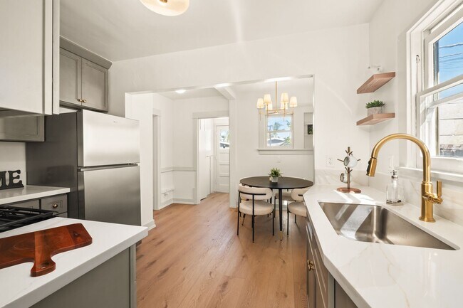 Building Photo - 4419–4423 Mississippi St — fully renovated with designer finishes throughout!