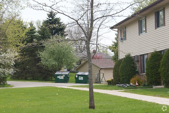 Building Photo - 325-379 Meadowbrook Dr