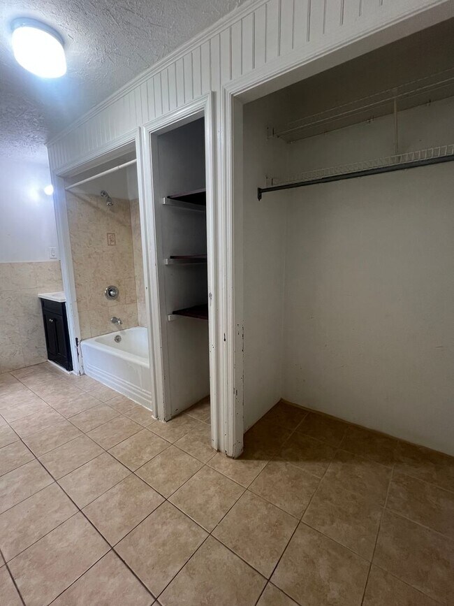 Building Photo - Spacious 3 Bedroom House Available Now!
