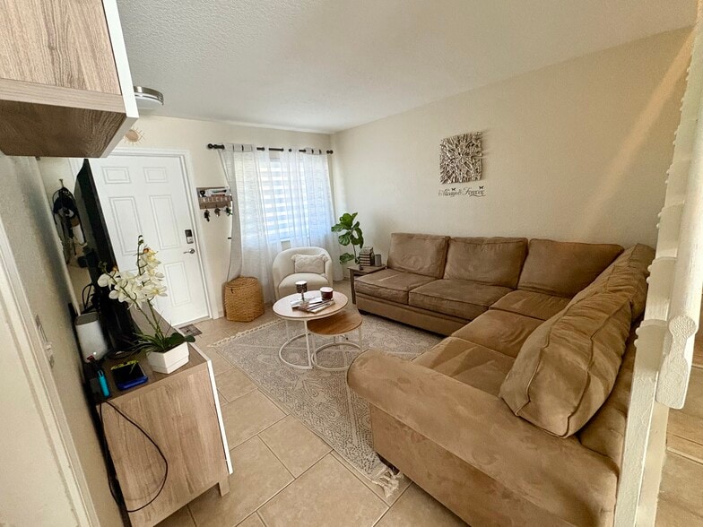 Building Photo - 4901 Palm Garden Ln