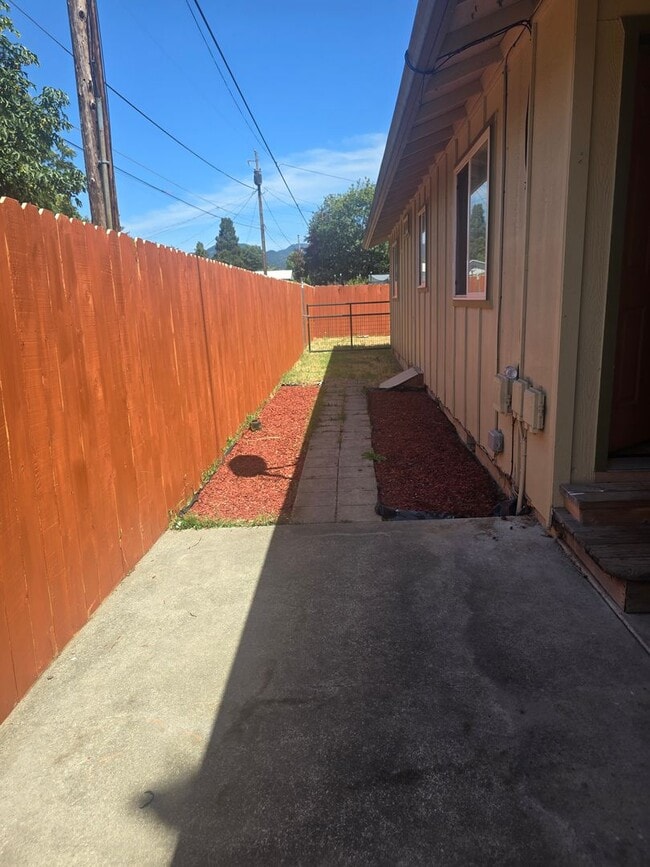 Building Photo - 2 bedroom 1 bath for Rent in Grants Pass