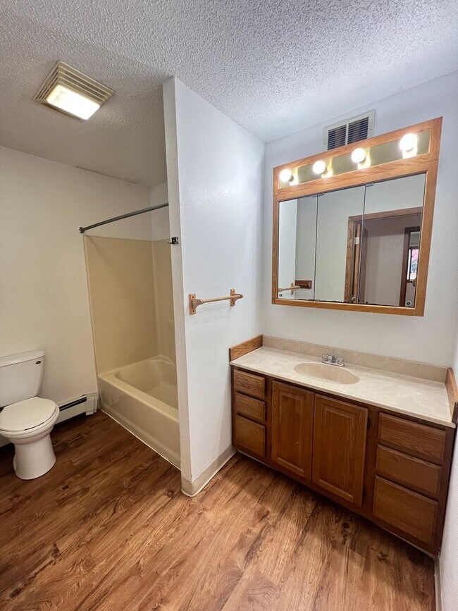 Building Photo - One level living w/ Attached Garage Available July!