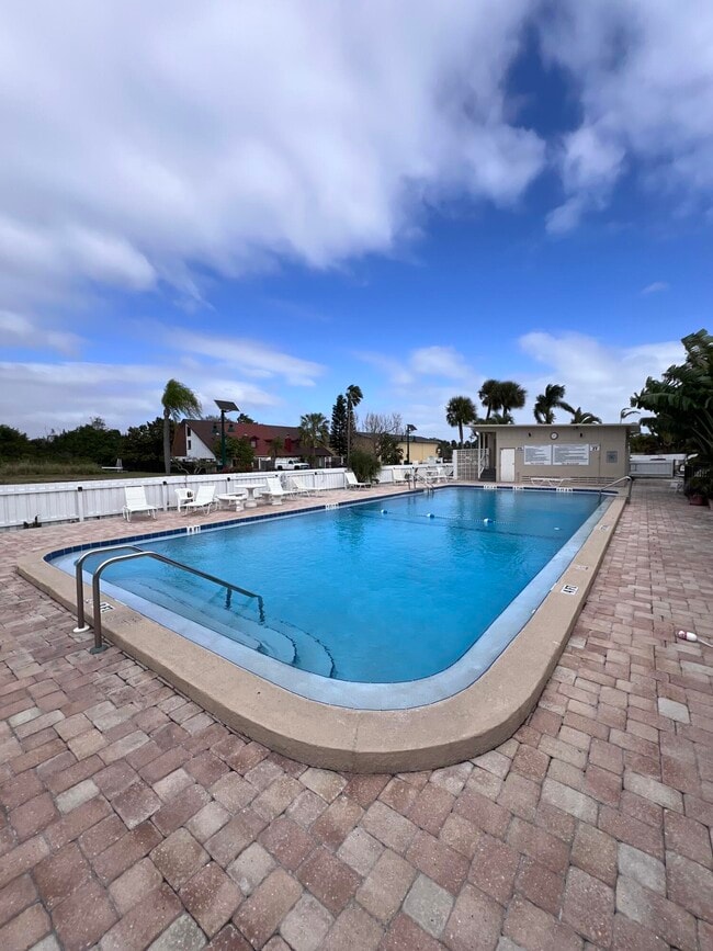 Building Photo - 223 Columbia Dr