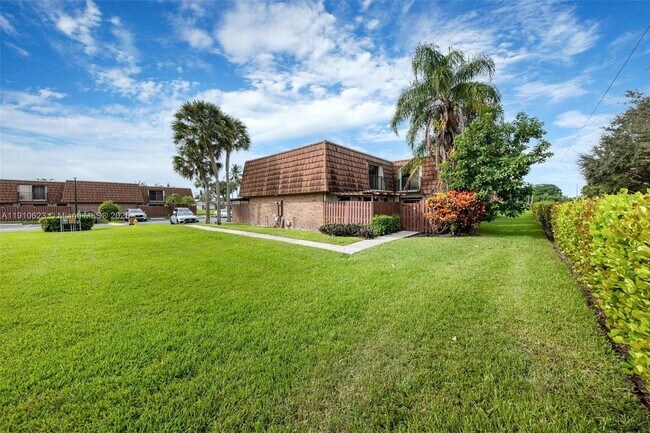 Building Photo - 11913 SW 11th Ct