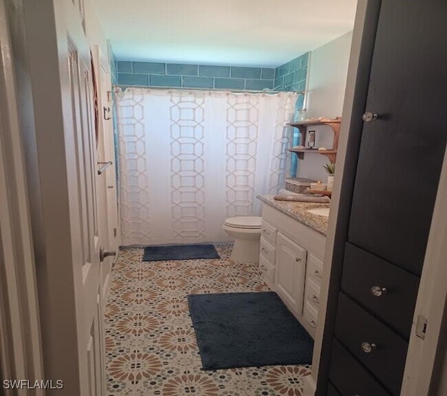 Building Photo - 893 E Valley Dr