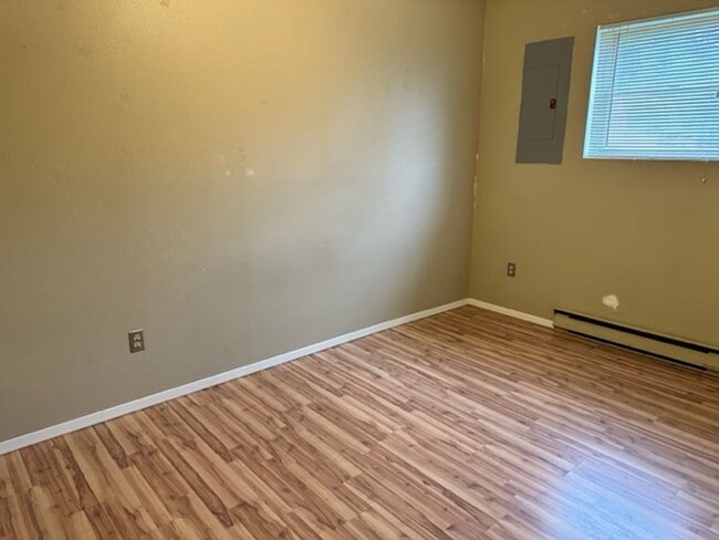 Building Photo - Spacious 6BD 2BA House