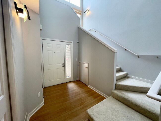 Building Photo - Kenmore Townhouse at Canterbury