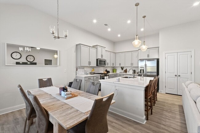 Building Photo - Like New 4BR Ranch with Modern Finishes & Prime Location in Elgin