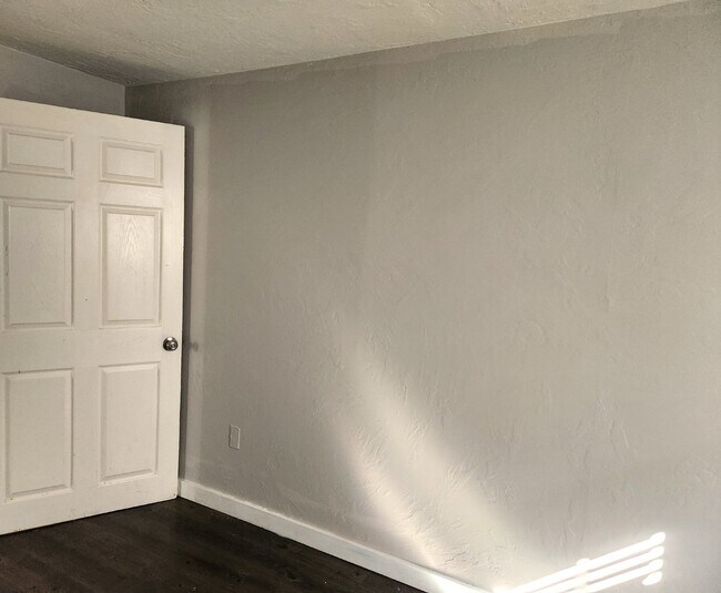 Building Photo - FABULOUS 2 BEDROOMS AND 1 BATHROOM FOR LEASE