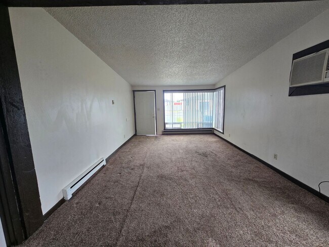 Building Photo - 1629 Pheasant St