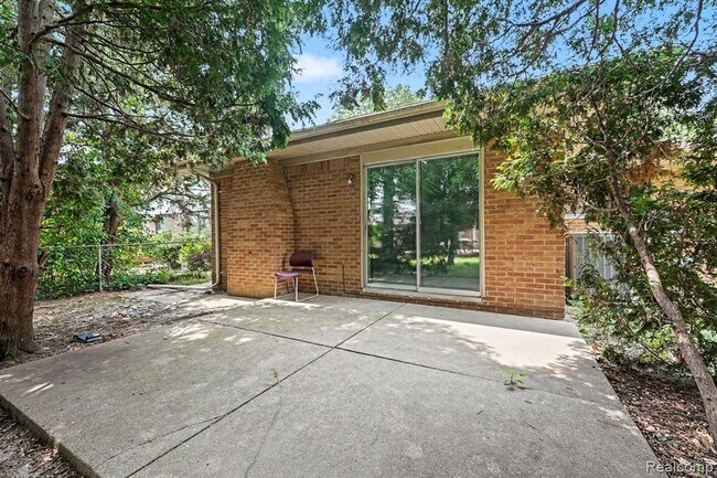 Building Photo - 35656 Saxony Dr