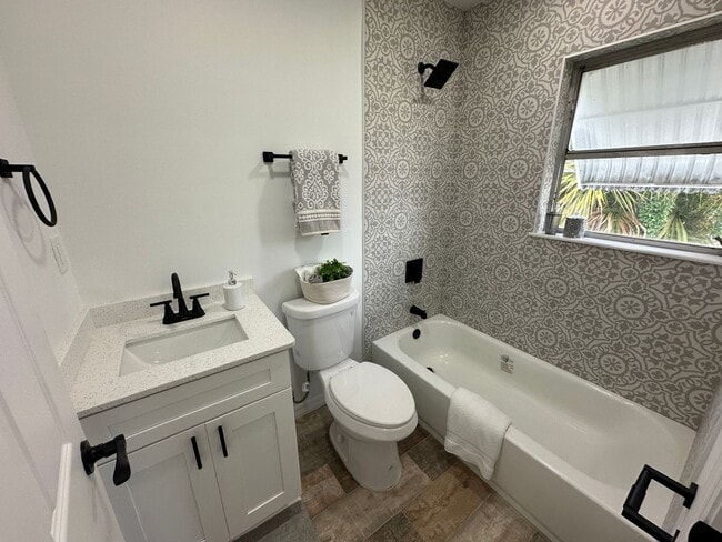 Building Photo - 1 Bed - 1 Bath - Great Location