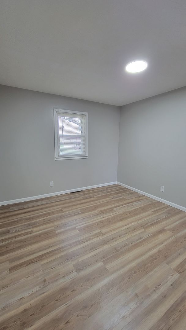 Building Photo - SPACIOUS NEWLY REMODELED 3 Bedroom | 1.5 B...