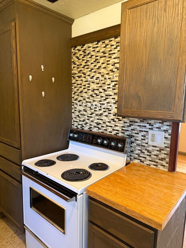 Building Photo - 1 bedroom, 1 bath duplex in Springfield!
