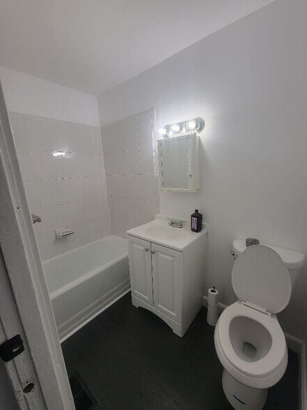 Building Photo - 1649 Dyre St