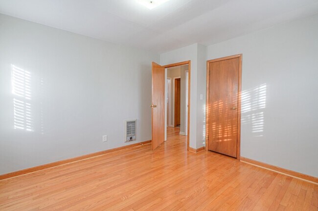 Building Photo - 476 Crescent Rd