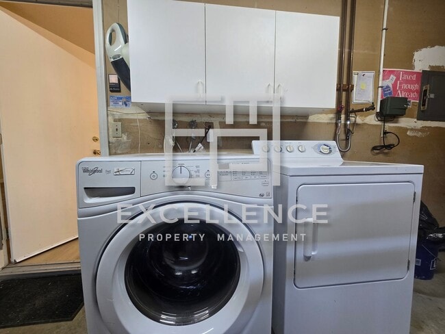 Building Photo - Beautiful 3/2 House - Dogs Negotiable, All New LVT Flooring, Covered Patio and Yard