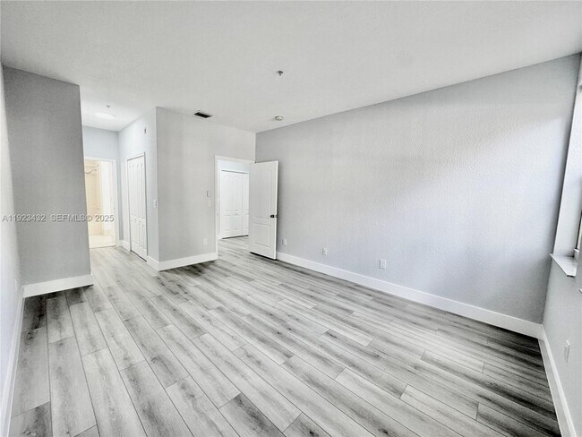 Building Photo - 120 Jacaranda Country Club Dr