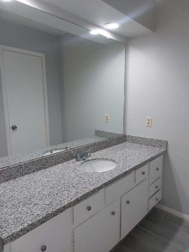 Building Photo - 1846 Hollister St