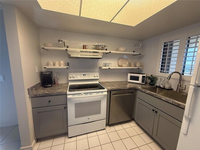 Building Photo - 6009 Sea Ranch Dr