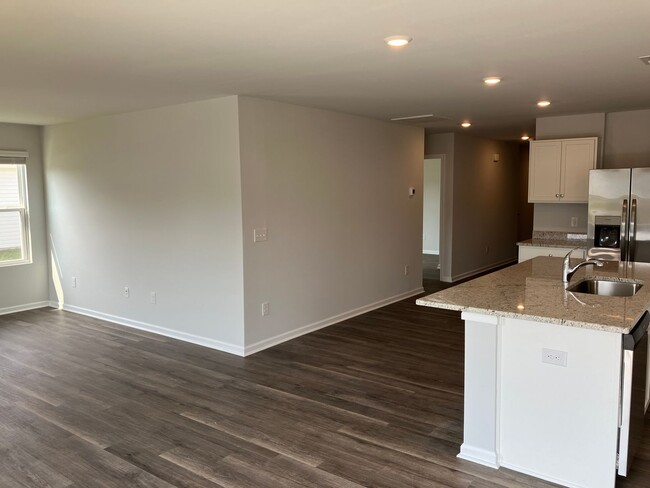Building Photo - 3 Bedroom 2 Bathroom House- Groves at Sout...