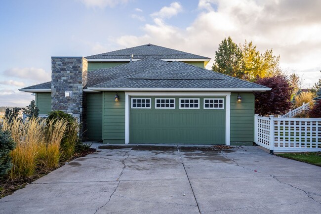 Building Photo - Stunning home on Awbrey Butte!