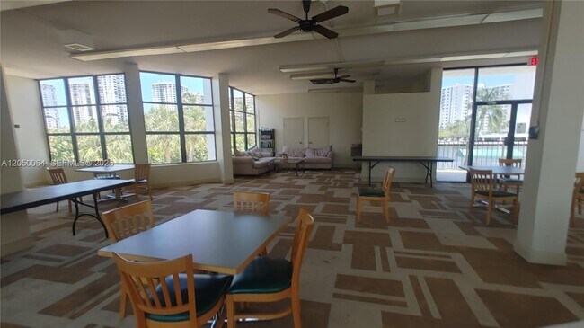 Building Photo - 1000 Parkview Dr