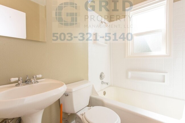 Building Photo - Two Bedroom Bungalow Available in Lents Ne...