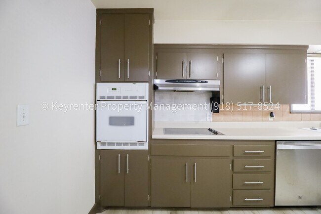 Building Photo - LOCATION LOCATION LOCATION!! Brookside Gem Available Immediately!