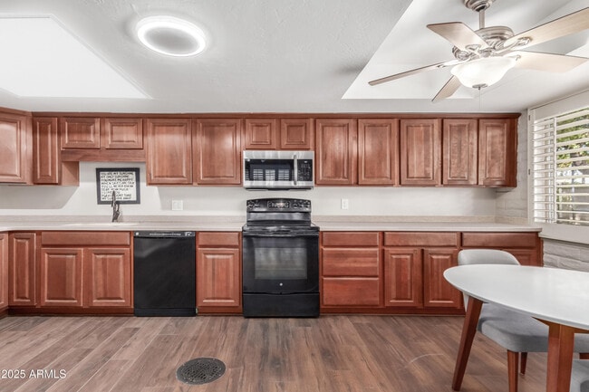 Building Photo - 481 W Half Moon Way