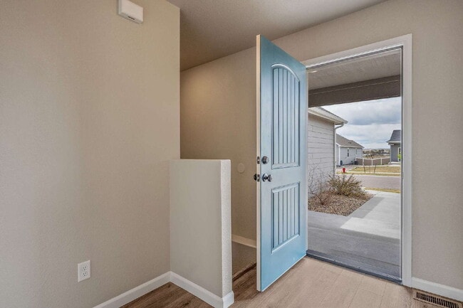 Building Photo - Like New Single Family Home!