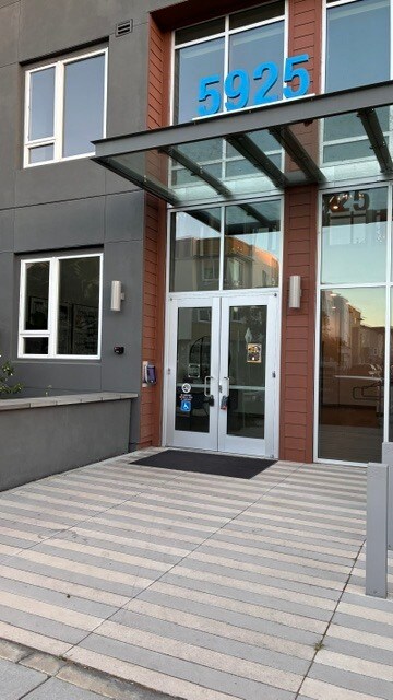 Building Photo - 5925 Charlotte Dr
