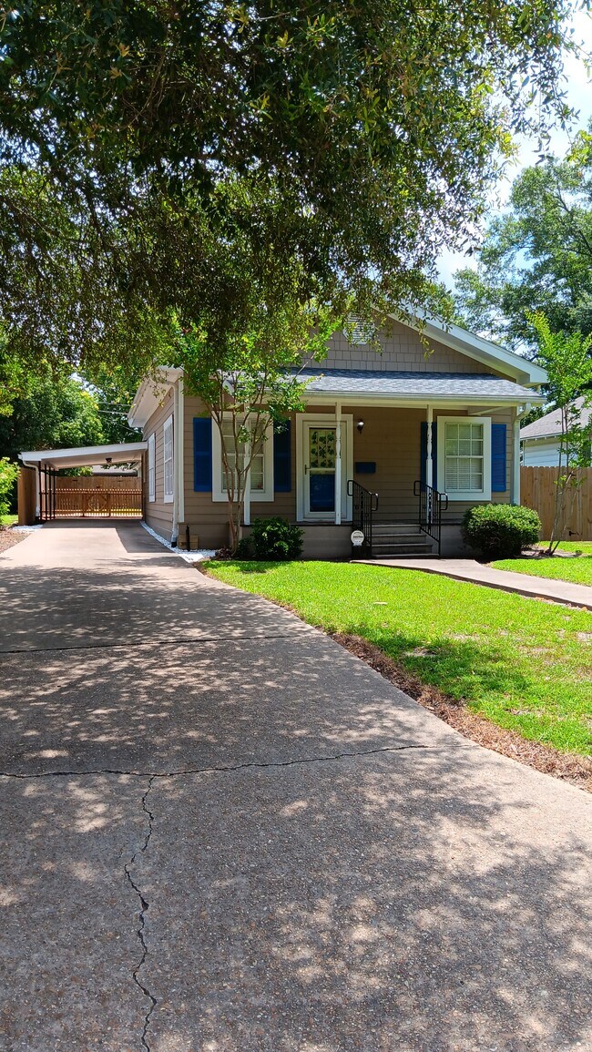 Driveway - 112 N Division St