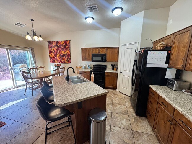 Building Photo - Short Term Fully Furnished Rental! Available May 1st - October 31st!