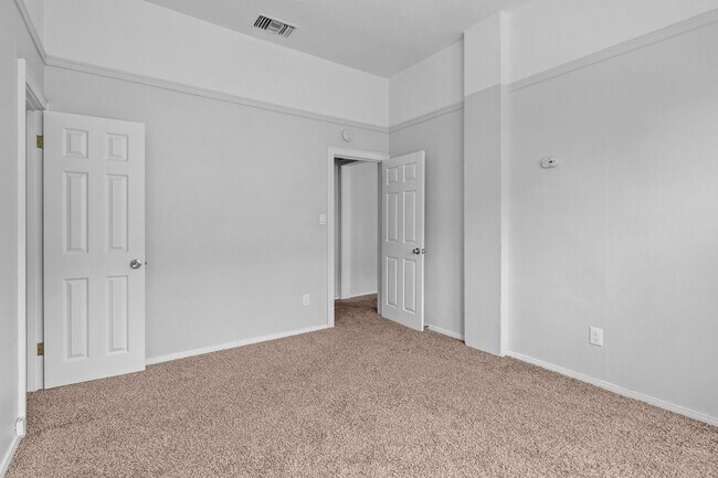 Building Photo - Lovely Hillcrest One bedroom apartment