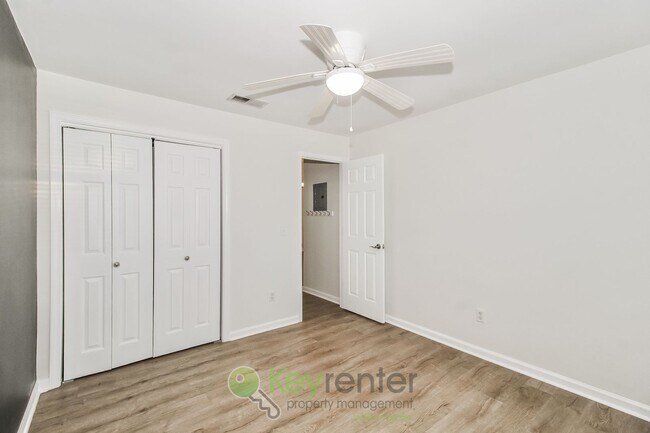 Building Photo - $200 Off 1st Month's Rent - 2 Bdrm/ 2 Bath, Townhome in Wilmington