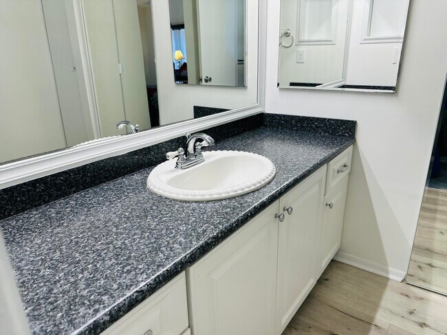 Building Photo - 3953 Cocoplum Cir