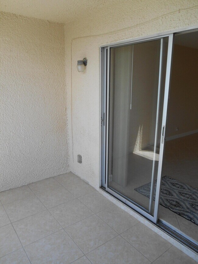 Building Photo - 2615 NE 1st Ct