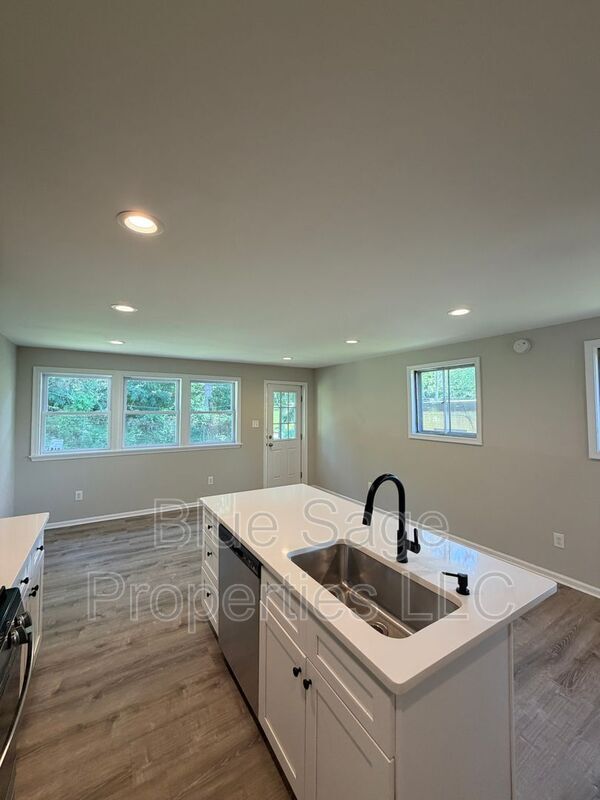 Building Photo - 205 Juniper Rd