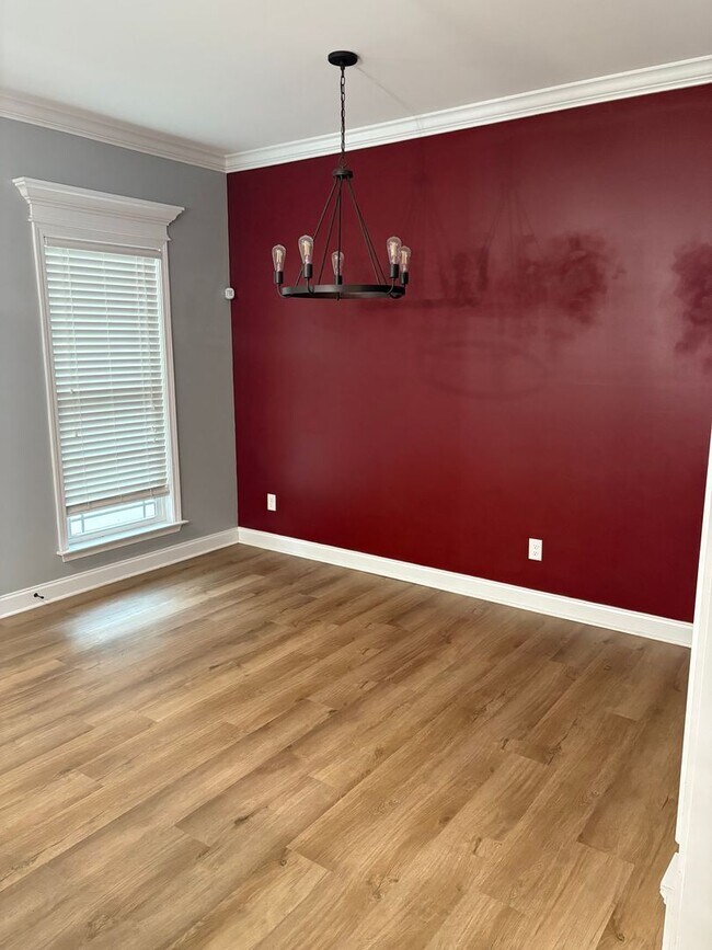 Building Photo - 4 bedroom 3 bath