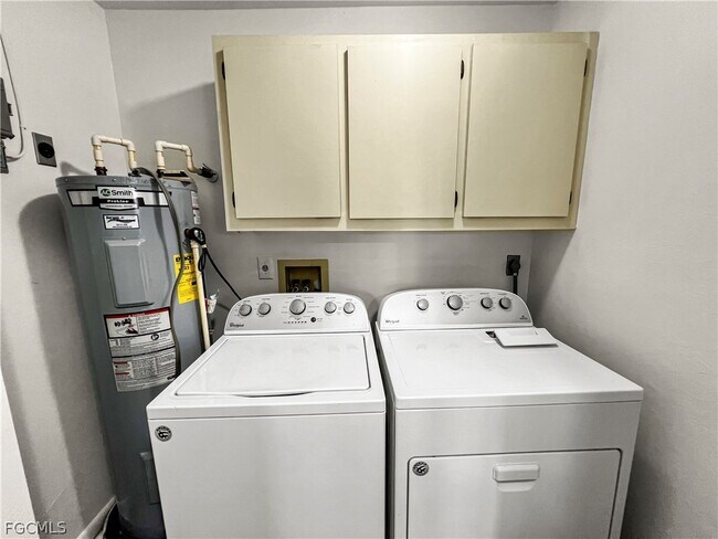 Building Photo - 4530 SW 10th Ave