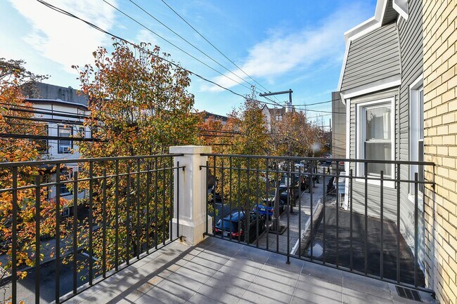 Building Photo - 722 27th St