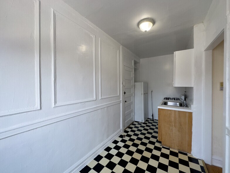Building Photo - 3308 W Schubert Ave