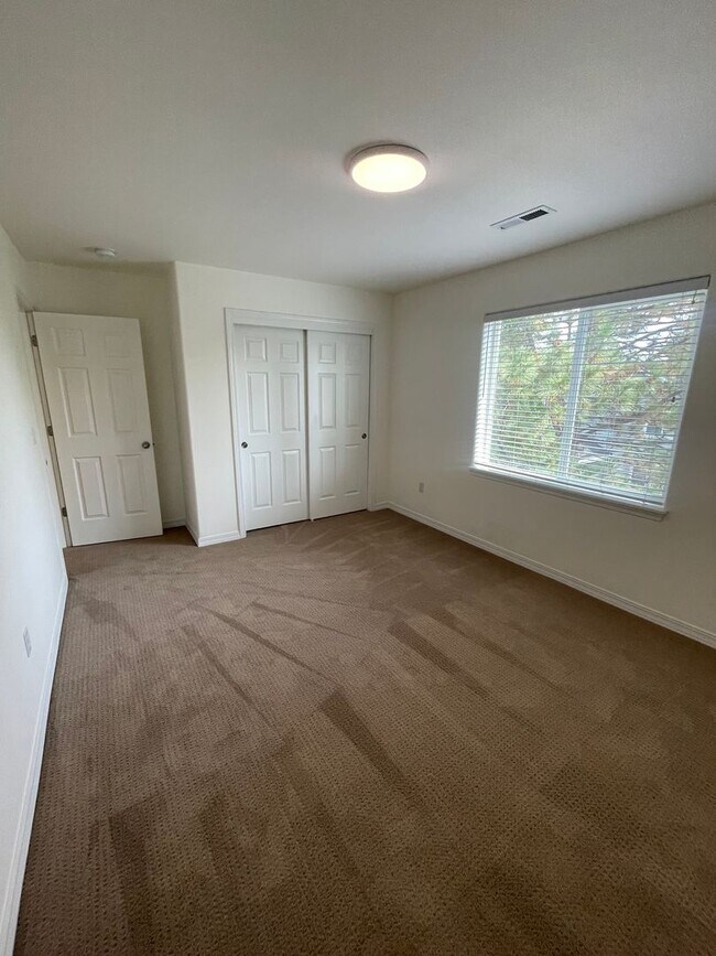 Building Photo - 2 Story Townhouse in Bend