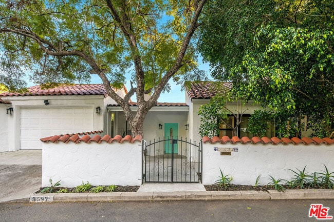 Building Photo - 3323 N Knoll Dr