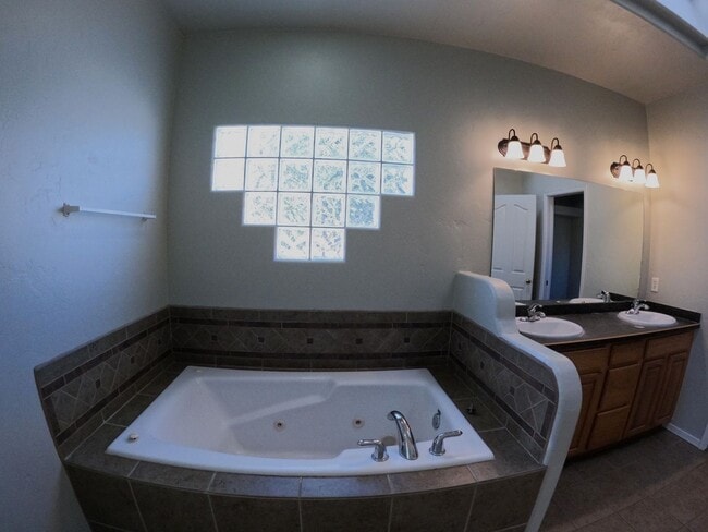 Building Photo - 2210 Dakota Dr