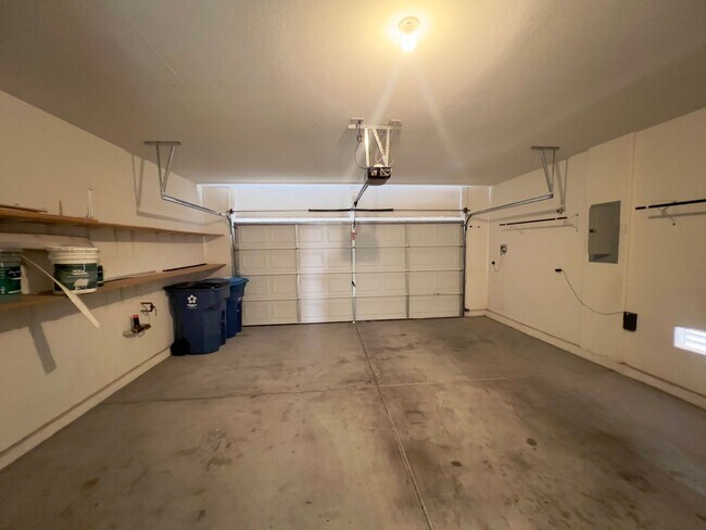 Building Photo - 4 bedroom, 3 bathroom home located in Southwest, NV!